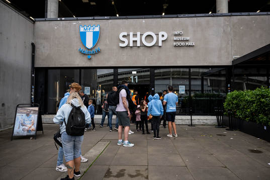 Supportrar köar utanför MFF Shopen för att träffan