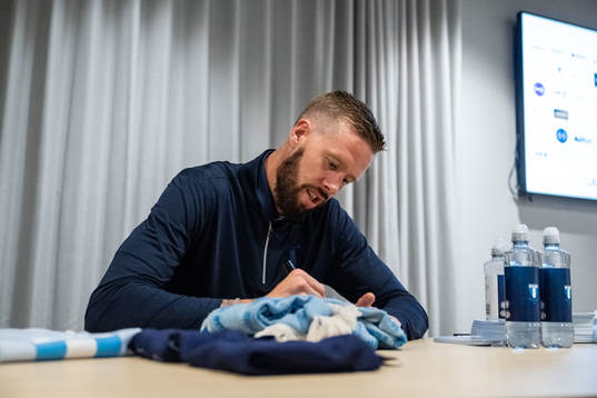 Malmö FFs Pontus Jansson skriver autografer och träffar