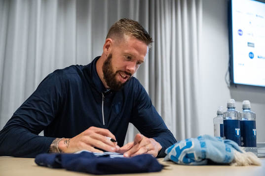 Malmö FFs Pontus Jansson skriver autografer och träffar