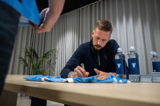 Malmö FFs Pontus Jansson skriver autografer och träffar