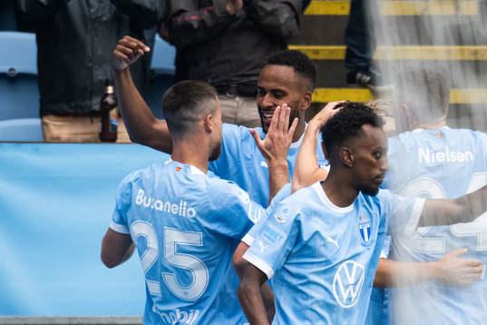 Malmö FFs Isaac Kiese Thelin och Gabriel Busanello jublar