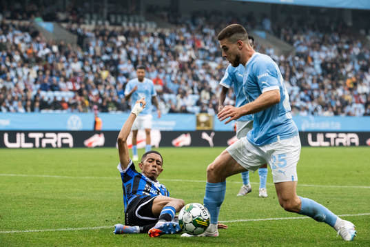 Sirius Tashreeq Matthews och Malmö FFs Gabriel Busanello