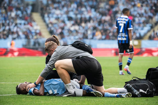 Malmö FFs Taha Ali har ont och får vård