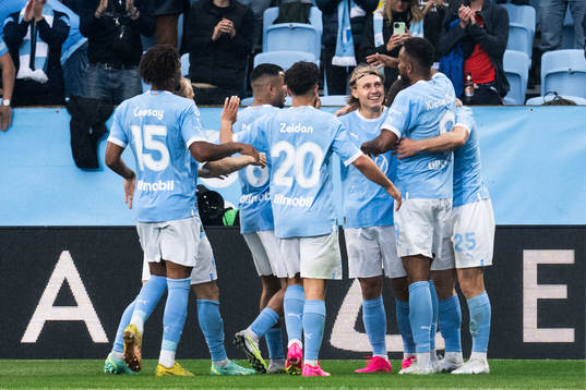 Malmö FFs Sebastian Nanasi jublar med lagkamrater