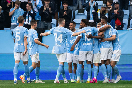 Malmö FFs Sebastian Nanasi jublar med lagkamrater
