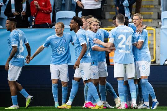 Malmö FFs Isaac Kiese Thelin jublar med lagkamrater
