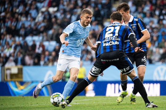 Malmö FFs Patriot Sejdiu mot Sirius Dennis Widgren och