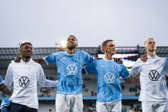 Malmö FFs Isaac Kiese Thelin jublar med lagkamrater