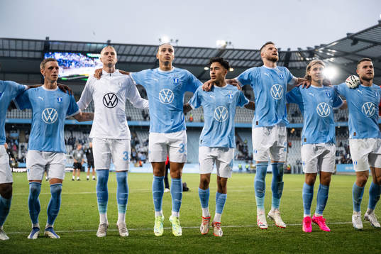 Malmö FFs Elison Makolli och Adrian Skogmar jublar