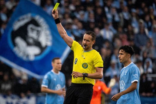 Domare Victor Wolf visar ett gult kort