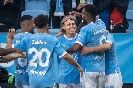 Malmö FFs Sebastian Nanasi jublar med lagkamrater