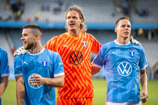 Malmö FFs Gabriel Busanello, målvakt Johan Dahlin och