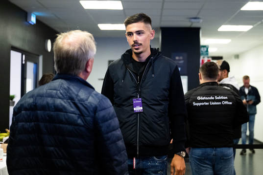 Dennis Hadzikadunic i pressrummet