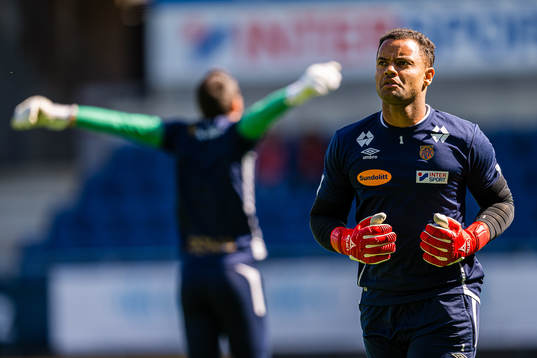 Sten Michael Grytebust of Aalesund warms up