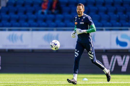 Michael Lansing of Aalesund warms up