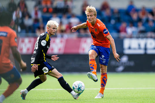 Kristall Mani Ingason of Rosenborg and Erlend Segberg of