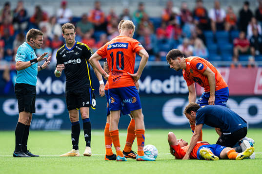 Marius Lien, referee, and Ole Sæter of Rosenborg