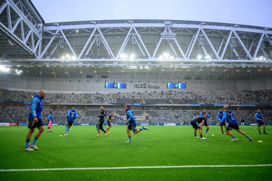 Djurgårdens spelare värmer upp på arenan innan