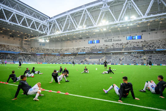 Varbergs spelare värmer upp innan fotbollsmatchen i
