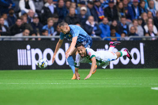 Djurgårdens Piotr Johansson och Varbergs Vinicius Nogueira