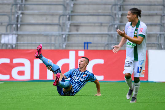 Djurgårdens Haris Radetinac visar upp ett hål i sin