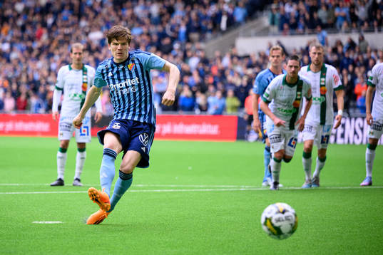 Djurgårdens Oliver Berg gör 2-0 på straff