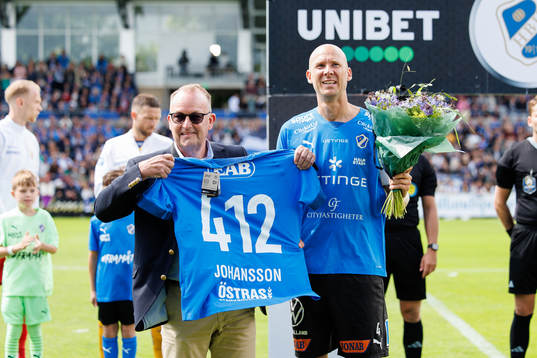 Halmstads Andreas Johansson hedras innan fotbollsmatchen i