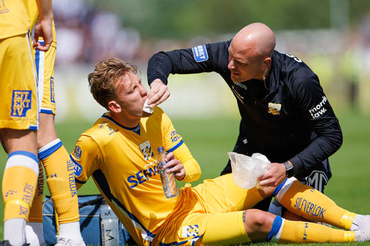 IFK Göteborgs Sebastian Hausner får medicinsk hjälp