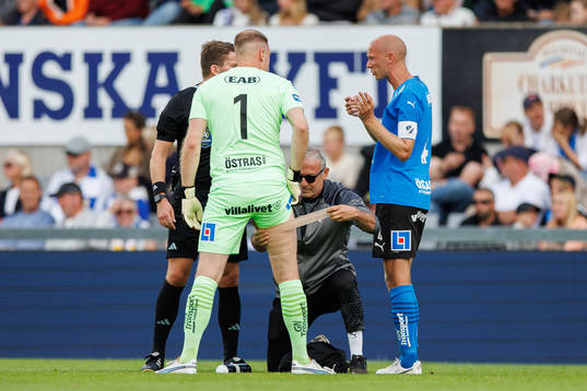 Halmstads målvakt Malkolm Nilsson Säfqvist får benet