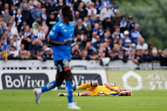 IFK Göteborgs Elias Hagen ligger på gräset