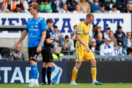IFK Göteborgs Adam Carlén deppar