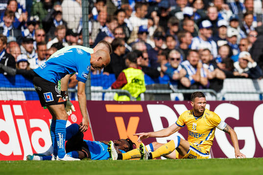 Halmstads Andreas Johansson och Joseph Baffoe med IFK