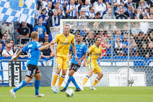 Halmstads Amir Al-Ammari och IFK Göteborgs Gustav Svensson