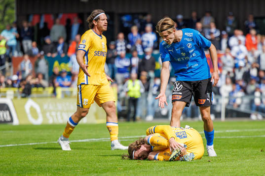 Halmstads Erik Ahlstrand med IFK Göteborgs Gustav Svensson
