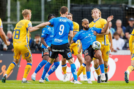Halmstads Phil Ofosu-Ayeh och IFK Göteborgs Johan Bångsbo