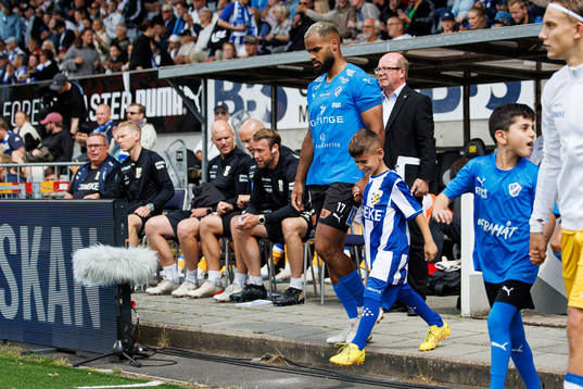 Spelarna går in på planen