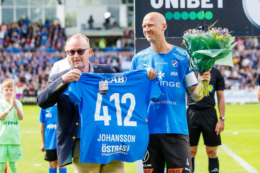 Halmstads Andreas Johansson hedras av ordförande Pelle