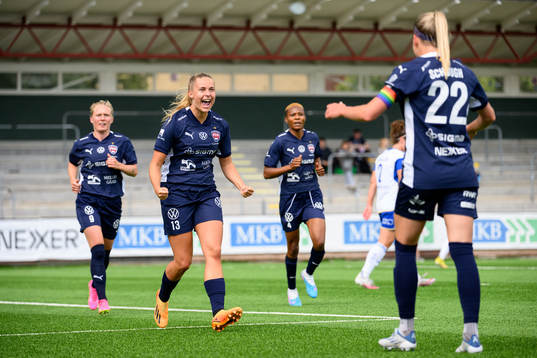 FC Rosengårds Olivia Holdt jublar med Olivia Schough