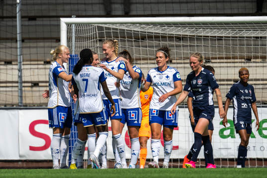 IFK Norrköpings Ebba Handfast jublar med lagkamrater