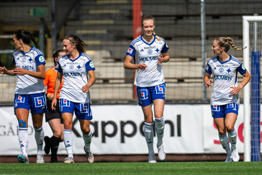 IFK Norrköpings Ebba Handfast jublar med lagkamrater