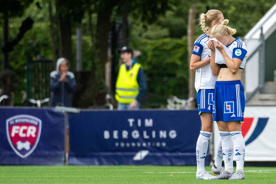 IFK Norrköpings Ebba Handfast och Wilma Leidhammar deppar
