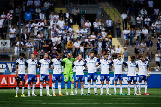 Tyst minut för Jonas Hellberg innan fotbollsmatchen i