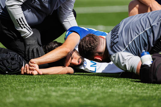 IFK Norrköpings Kristoffer Khazeni undersöks av medicinsk