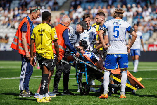 IFK Norrköpings Kristoffer Khazeni lämnar planen på bår