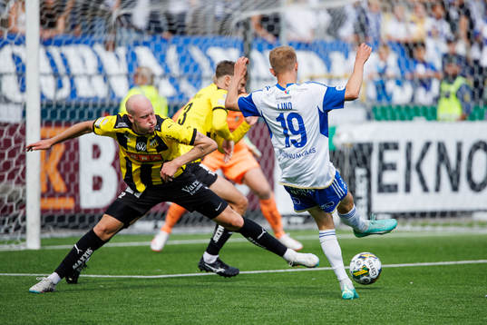 Häckens Valgeir Lunddal försvarar mot IFK Norrköpings