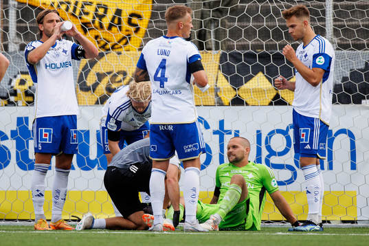 IFK Norrköpings målvakt Oscar Jansson undersöks