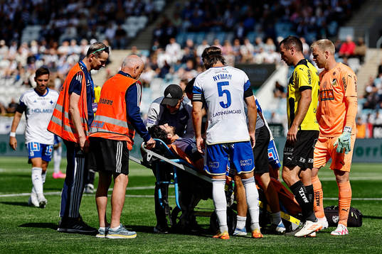 IFK Norrköpings Kristoffer Khazeni på bår