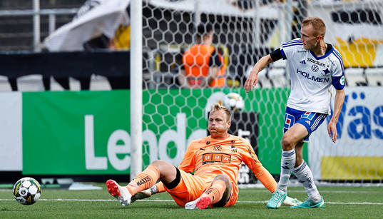 Målchans för IFK Norrköpings Victor Stange Lind framför