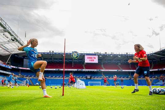 Anja Sønstevold and Hege Riise, head coach of the