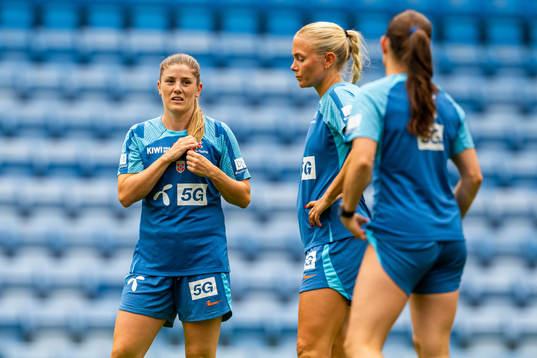 Maren Mjelde and Guro Bergsvand of the Norwegian women's